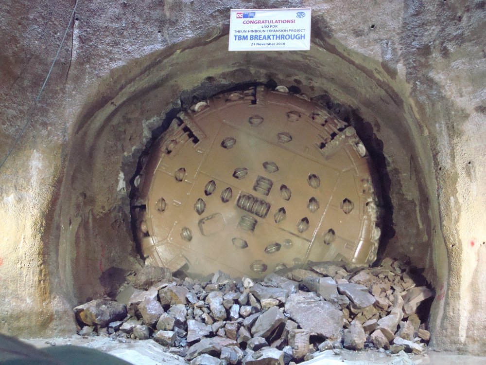 la testa della TBM sfonda il tunnel