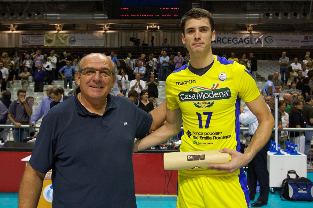 Il presidente Matteucci premia al termine della partita Matthew Anderson miglior giocatore dell'incontro