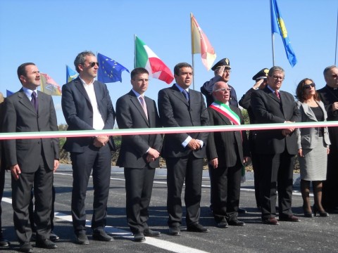 Inno di Mameli prima del taglio del nastro