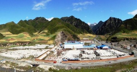 Cantierizzazione al lato Outlet: saltano subito all’occhio l’enorme quantità di conci  destinati alla TBM Wirth. Realizzati da China Railway, per la maggior parte hanno come destino l’essere frantumati o destinati ad altro impiego. Al lato Outlet hanno sede anche l’industria di prefabbricazione per i conci della TBM NFM, trasportati quotidianamente al lato Inlet, e gli uffici.