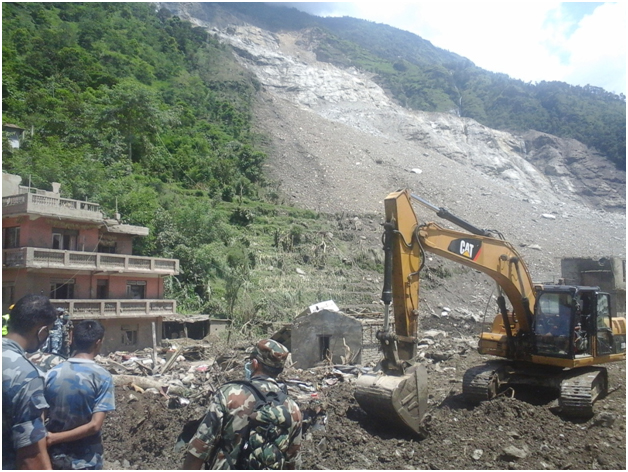 vista sulla frana e escavatore cmc e vista sulla vallata con villaggi distrutti1